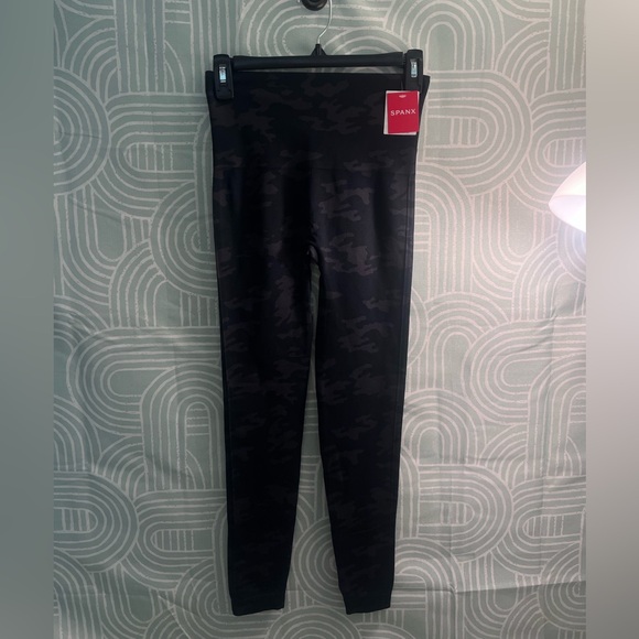 SPANX Pants - SPANX Look At Me Now Leggings | Black Camo | Medium | NWT